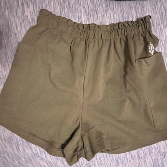 Free People Pants - NWT! Free People olive green shorts, size medium